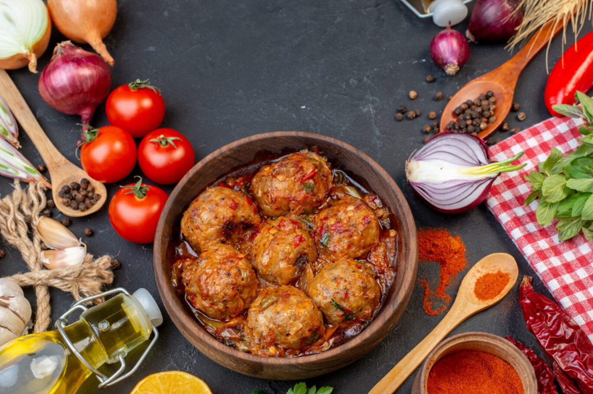 Συνταγή για πικάντικα κεφτεδάκια με ντομάτα και ξύδι βαλσάμικο