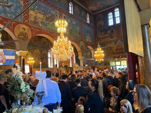 Τρίκαλα: Σπαραγμός στην κηδεία του 30χρονου που πνίγηκε στη Λευκάδα