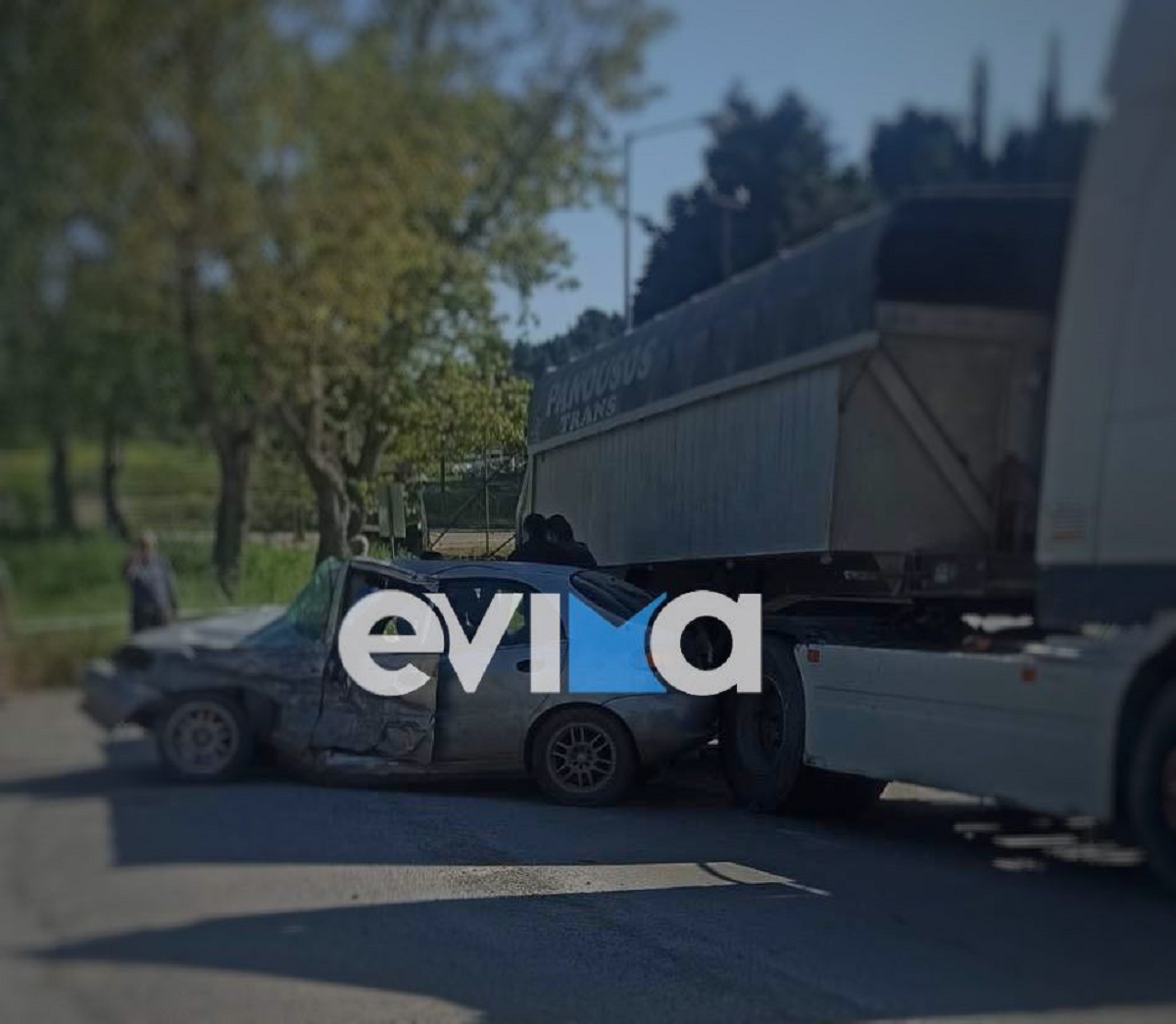 Σοβαρό τροχαίο στην Εύβοια: Αυτοκίνητο συγκρούστηκε με φορτηγό –