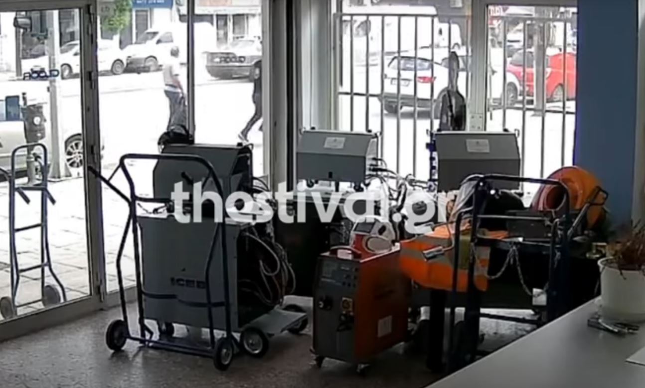 Θεσσαλονίκη: Η στιγμή που το αυτοκίνητο με τους 5 επιβαίνοντες «καρφώνεται» σε κολώνα – Δείτε το βίντεο-σοκ