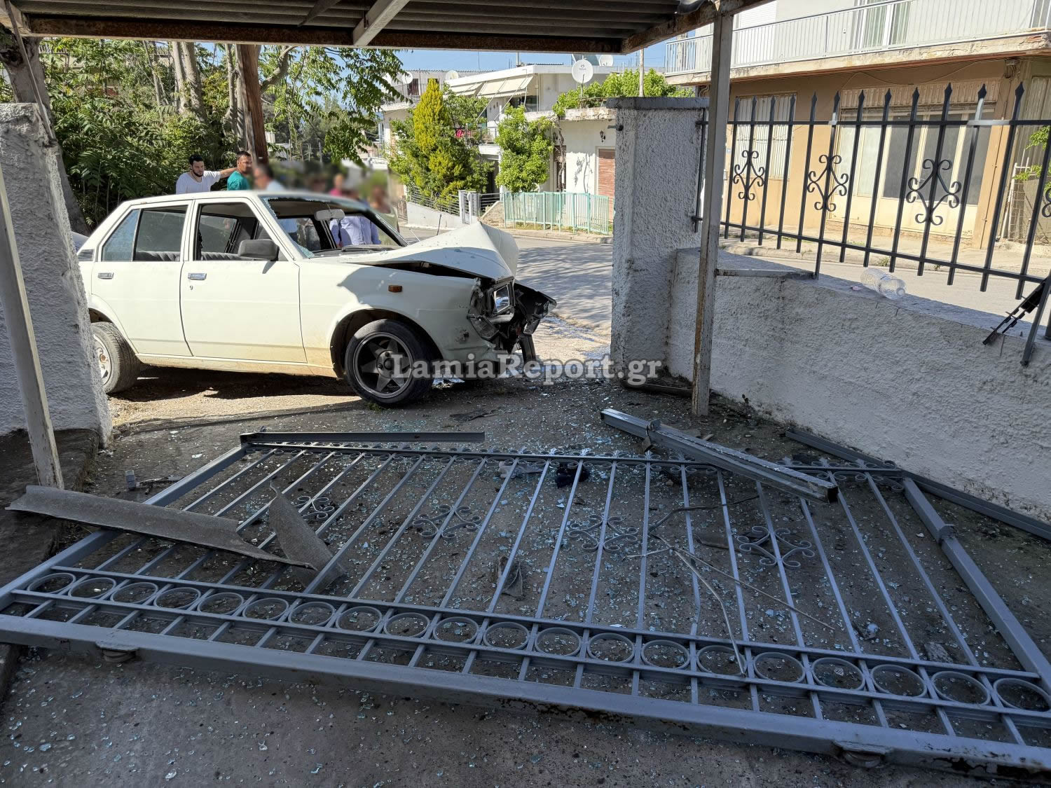 Θήβα: Μεθυσμένος οδηγός «καρφώθηκε» σε μαντρότοιχο – Στο αυτοκίνητο ήταν τα παιδιά του που τραυματίστηκαν – ΦΩΤΟ και ΒΙΝΤΕΟ