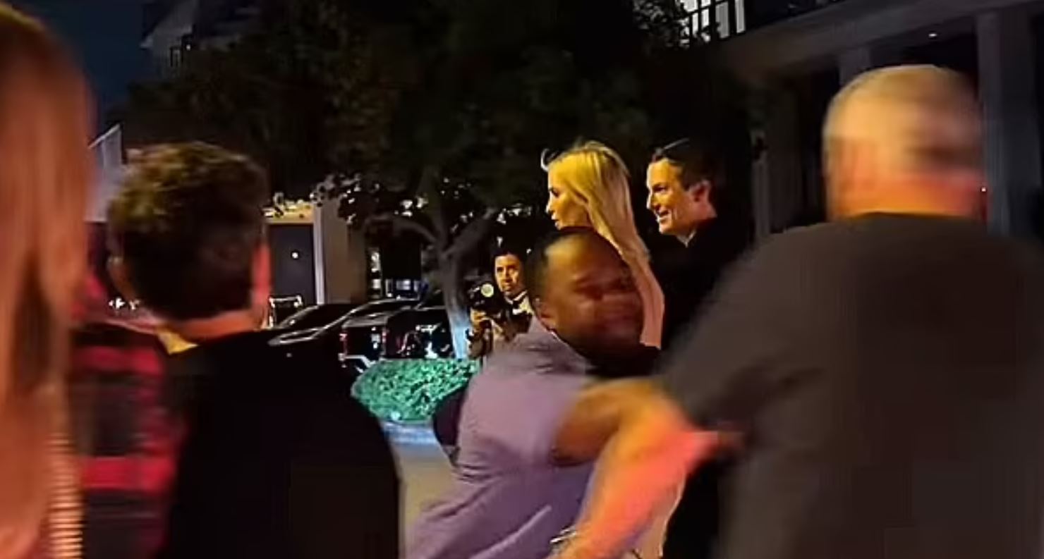 Ιβάνκα Τραμπ: Πράκτορας των μυστικών υπηρεσιών απομακρύνει βίαια άνδρα που την πλησίασε – Δείτε βίντεο