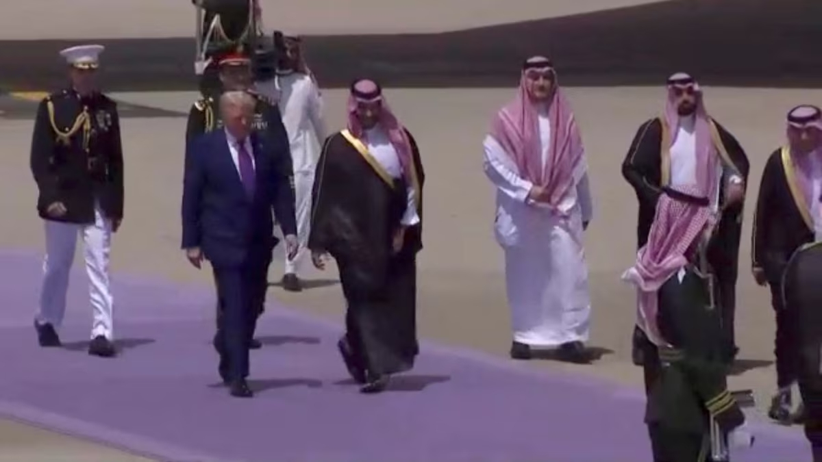 Ο Τραμπ έφθασε στη Μέση Ανατολή: Τετραήμερη περιοδεία με φόντο… δισεκατομμύρια δολάρια – Πρώτη στάση στο Ριάντ