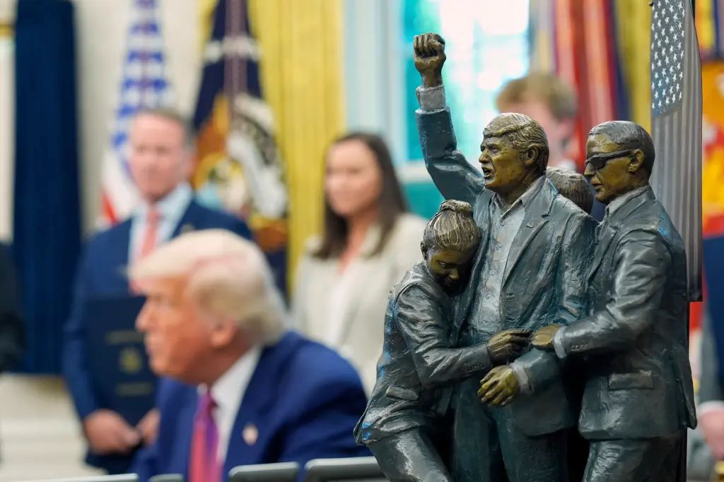 Τραμπ: Τοποθέτησε γλυπτό της απόπειρας δολοφονίας του στο Οβάλ Γραφείο – Η «στιγμή της γροθιάς» σχεδιάζεται σε άγαλμα 2,7 μέτρων