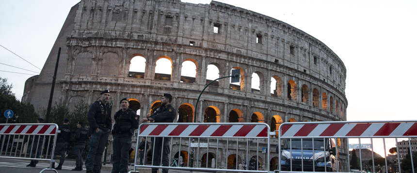 Ρώμη: Τουρίστας καρφώθηκε σε κάγκελο στο Κολοσσαίο