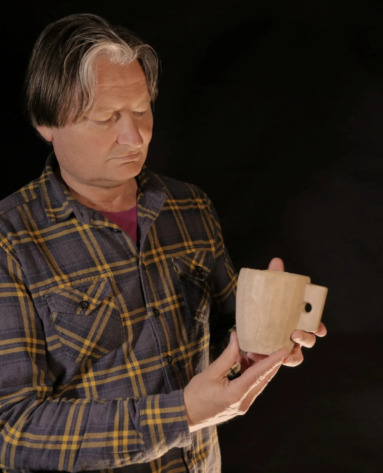 O Shimon Gibson κρατάει την μυστηριώδη κούπα, την οποία χαρακτηρίζει "όνειρο κάθε αρχαιολόγου". 