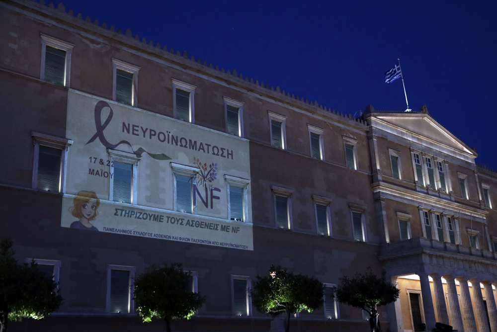 Βουλή: Φωταγωγήθηκε το κοινοβούλιο για την Παγκόσμια Ημέρα ευαισθητοποίησης για τη Νευροϊνωμάτωση