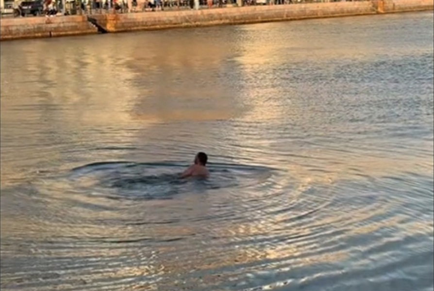 Θεσσαλονίκη: Άνδρας απολαμβάνει το μπάνιο του στον… Θερμαϊκό – Δείτε βίντεο