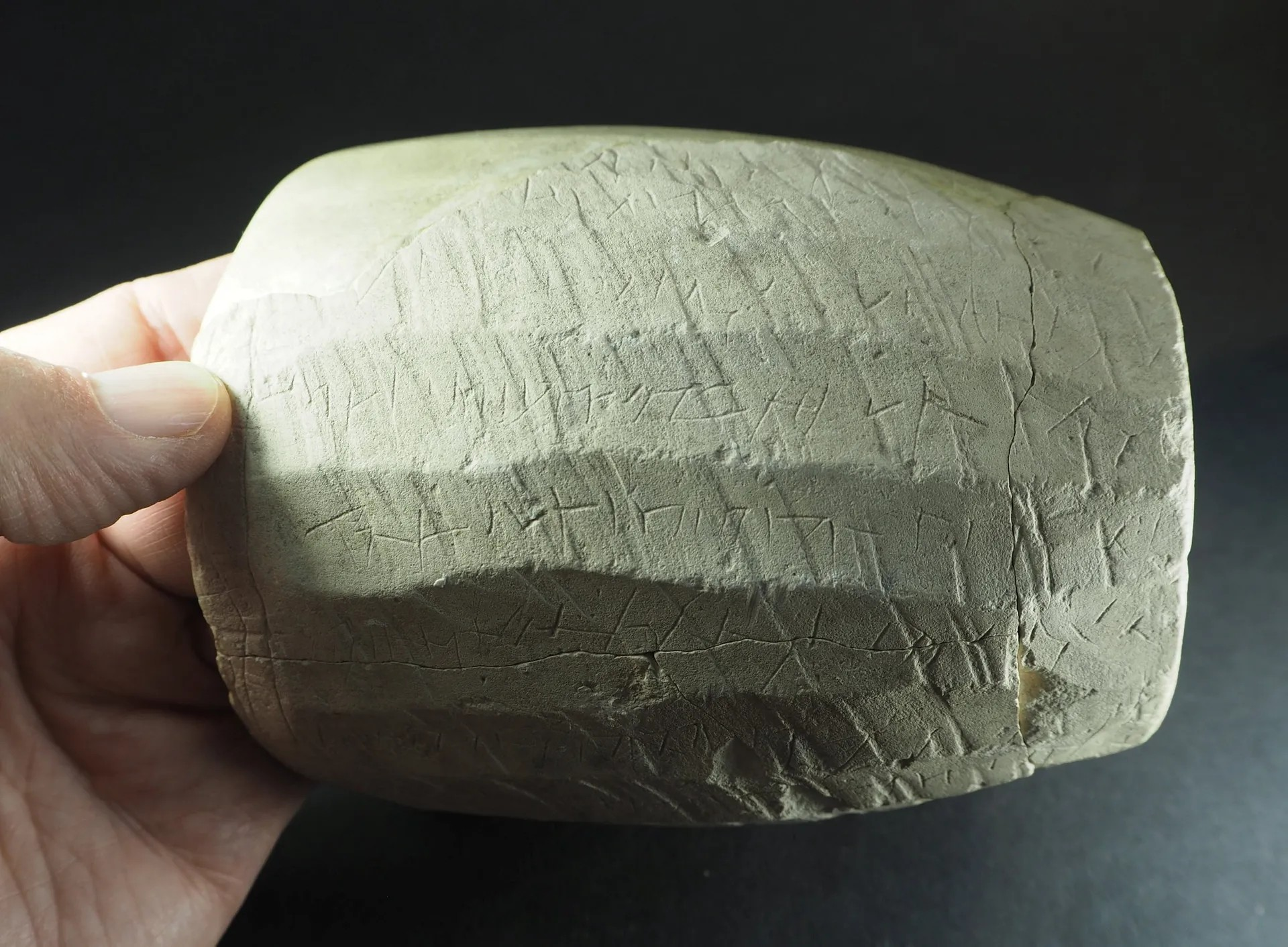 Όταν γινόταν η εγχάραξη, αυτών των γραμμάτων. η κούπα έπρεπε να κρατιέται σε ασυνήθιστη θέση.