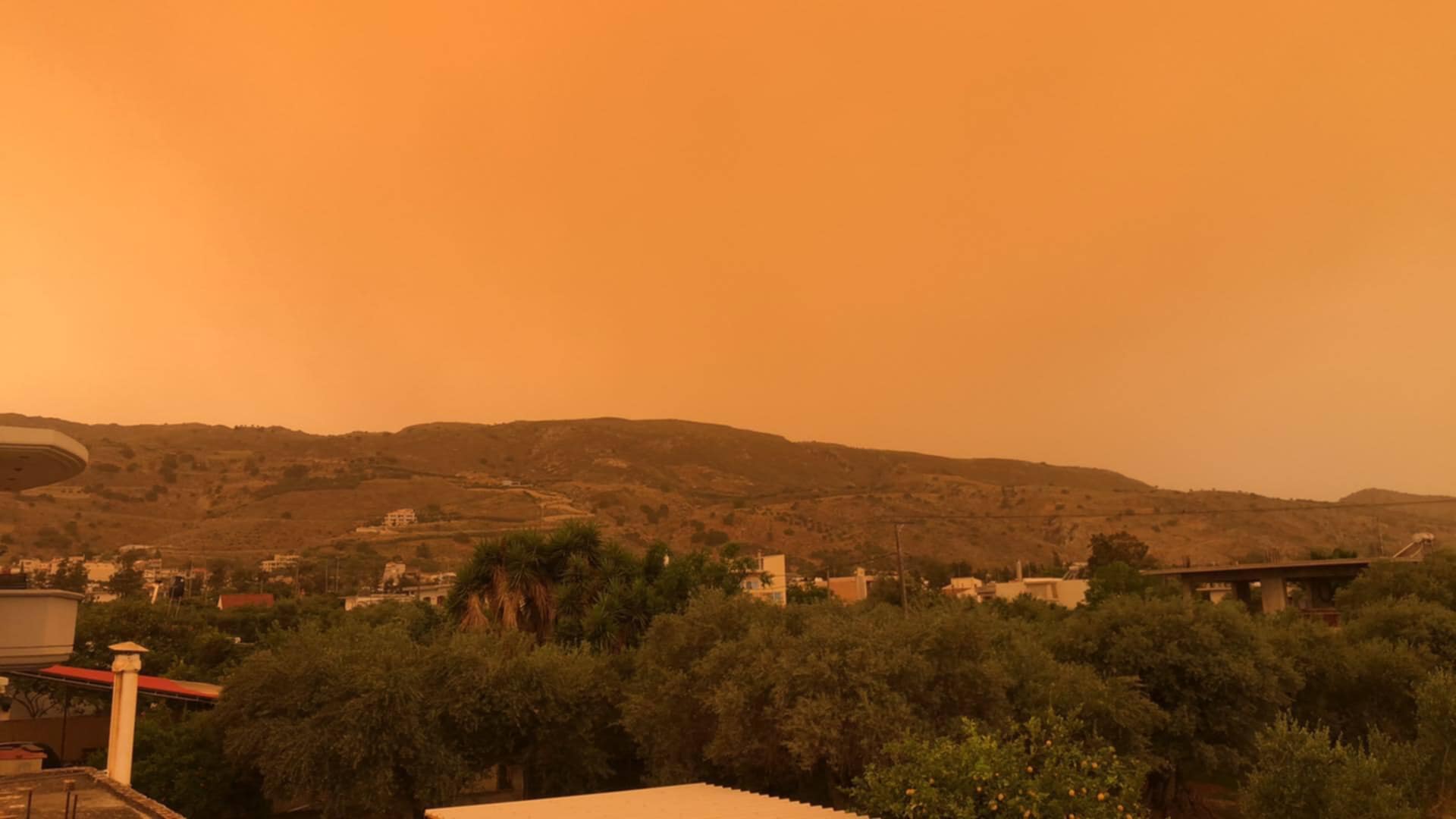 «Πνίγηκαν» από την αφρικανική σκόνη τα Χανιά – Δείτε ΦΩΤΟ