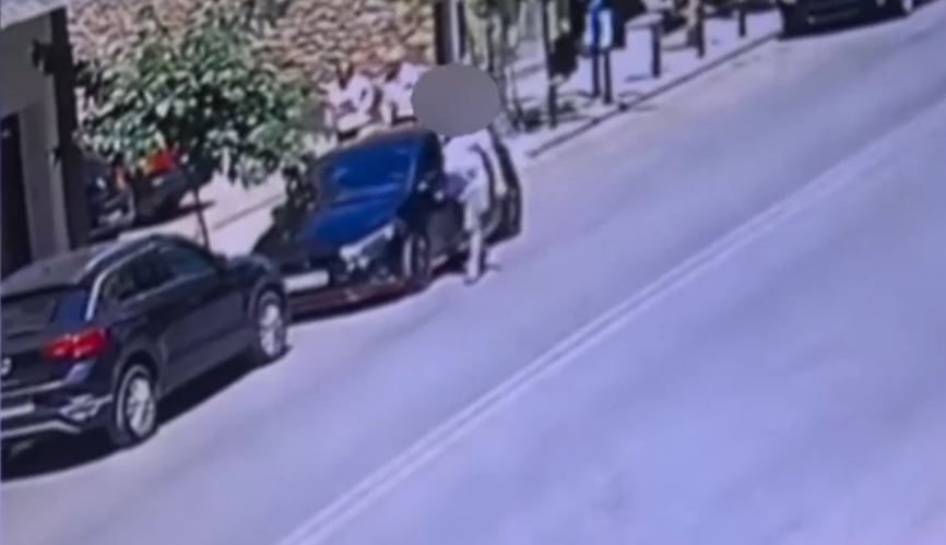 Αθήνα: Άνδρας χαρακώνει αυτοκίνητα στο κέντρο της πόλης – Δίνουν αμοιβή σε όποιον βοηθήσει για τον εντοπισμό του