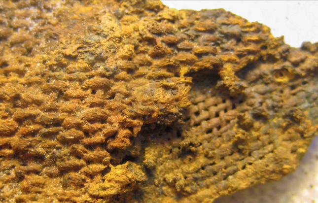 Το κομμάτι υφάσματος που βρέθηκε στον τάφο της Εποχής των Βίκινγκ.