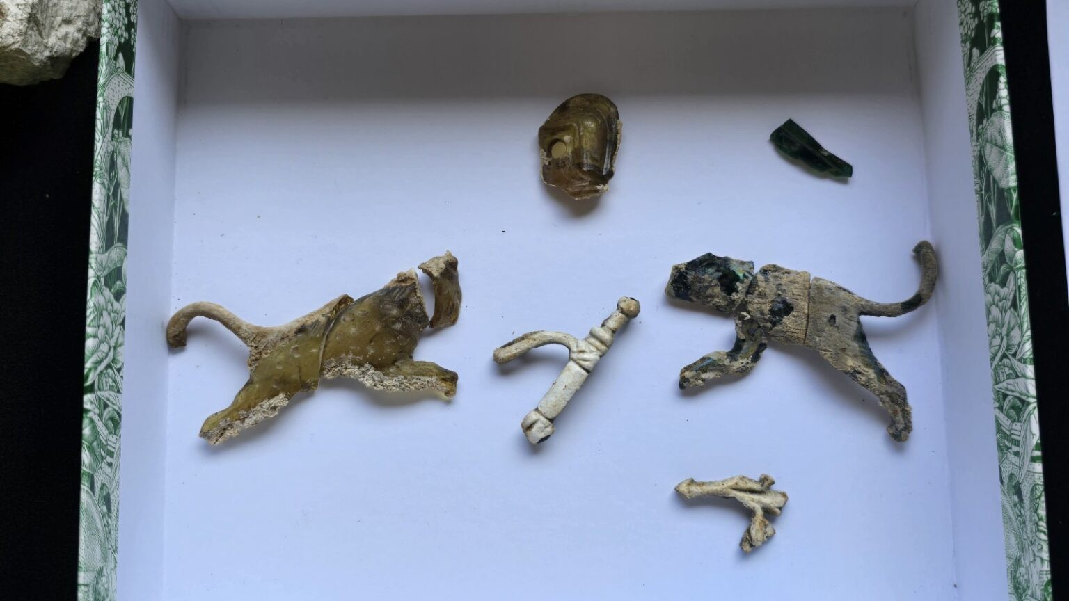 Το στοιχείο που τα κάνει ιδιαίτερα ξεχωριστά, είναι η απεικόνιση μιας σκηνής με έναν μονομάχο - κυνηγό (venator) που παλεύει με λεοπαρδάλεις. Δεν έχουν ανακαλυφθεί άλλα δείγματα αυτού του είδους μέχρι σήμερα, γεγονός που κάνει το εύρημα, ένα μοναδικό τεχνούργημα διεθνούς σημασίας. Φωτογραφία: Miloš Živanović