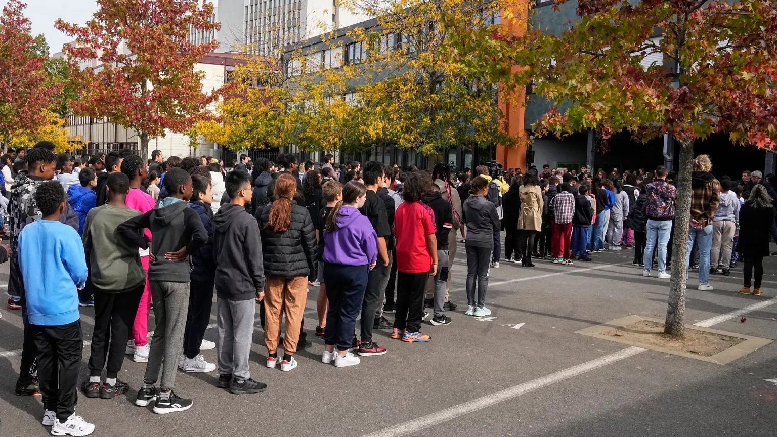 Γαλλία: Ενός λεπτού σιγή θα τηρηθεί αύριο σε όλα τα σχολεία – Φόρος τιμής στην επιστάτρια που δολοφονήθηκε από μαθητή