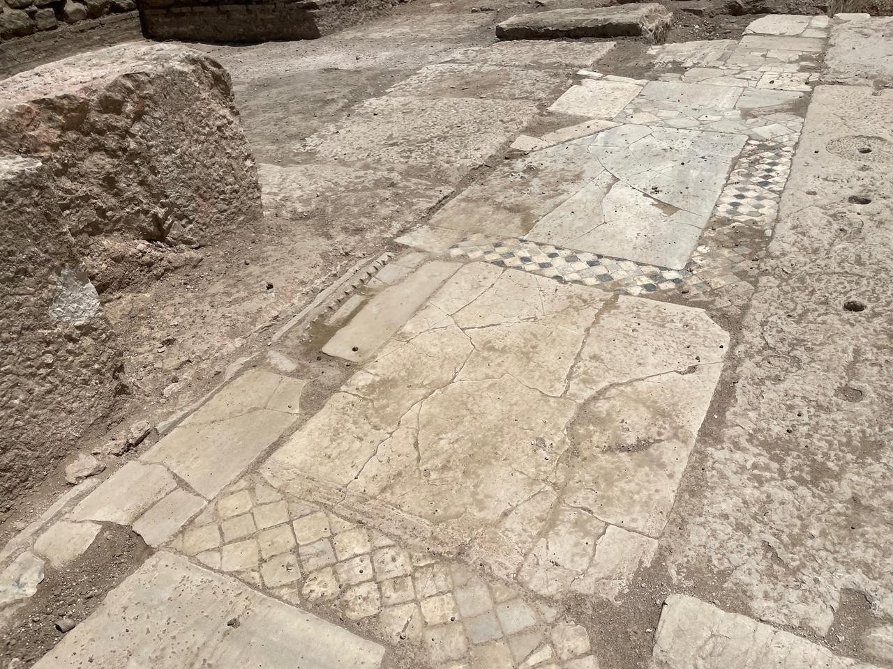 Λήψη των μωσαϊκών στο τρίτο κλίτος της δομής που θεωρείται ότι είναι εκκλησία. 7 Ιουνίου, 2025. Φωτογραφία: Koray Erdogan/Türkiye Today