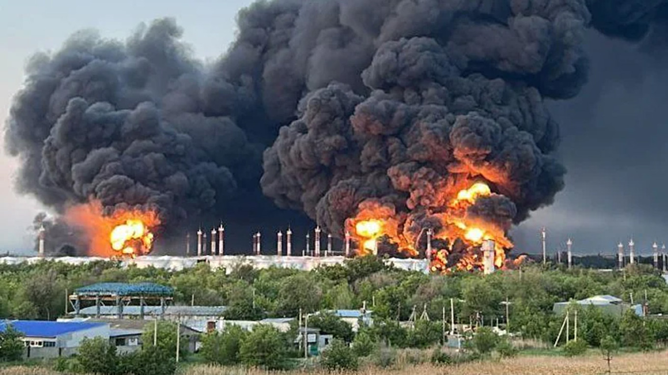 Συγκλονιστικά βίντεο: Ουκρανική επίθεση με drones σε ρωσικές αεροπορικές βάσεις και διυλιστήριο