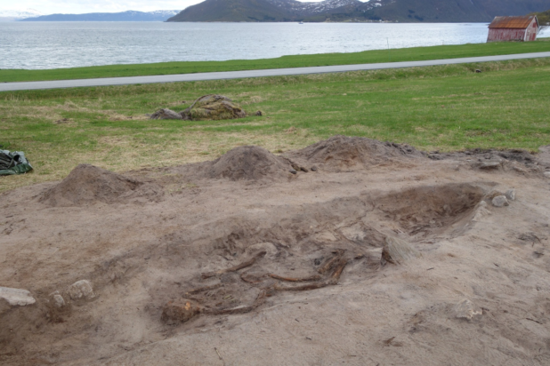 Ο τάφος - βάρκα ήρθε στο φως των ανασκαφών σε μία χαμηλή άκρη παραλίας με θέα το φιόρδ Μάλανγκεν και το στενό Γκίσουντετ. Φωτογραφία: The Arctic University Museum of Norway, UiT