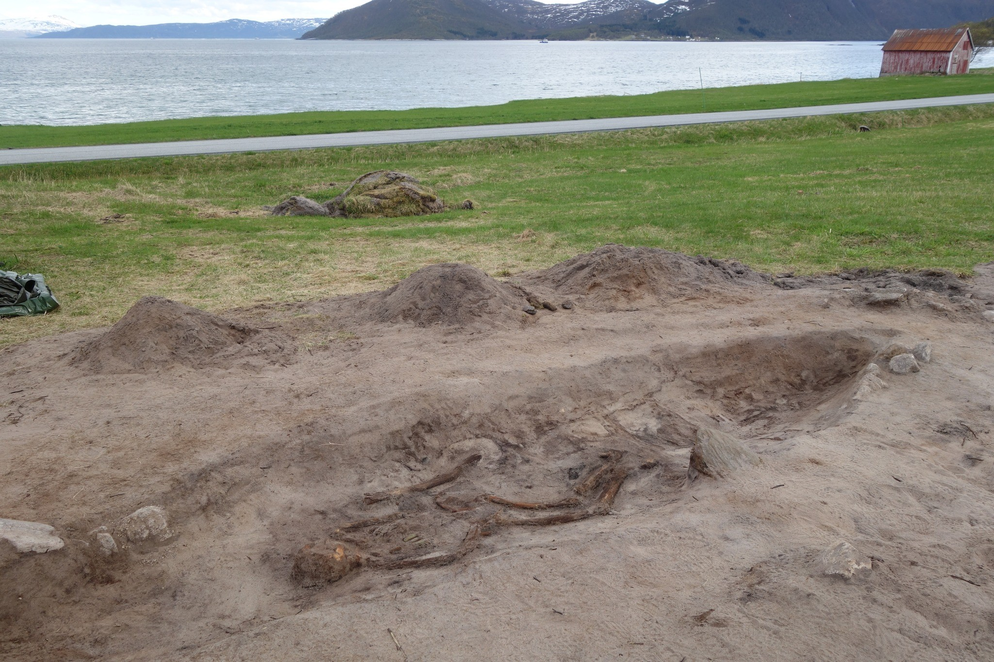 Ο τάφος - βάρκα ήρθε στο φως των ανασκαφών σε μία χαμηλή άκρη παραλίας με θέα το φιόρδ Μάλανγκεν και το στενό Γκίσουντετ. Φωτογραφία: The Arctic University Museum of Norway, UiT