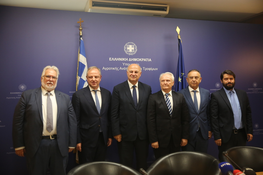 Τελετή παράδοσης-παραλαβής στο υφυπουργείο Αγροτικής Ανάπτυξης - Τσιάρας: Εντολή του πρωθυπουργού να ξεκαθαρίσουμε το ζήτημα του ΟΠΕΚΕΠΕ
