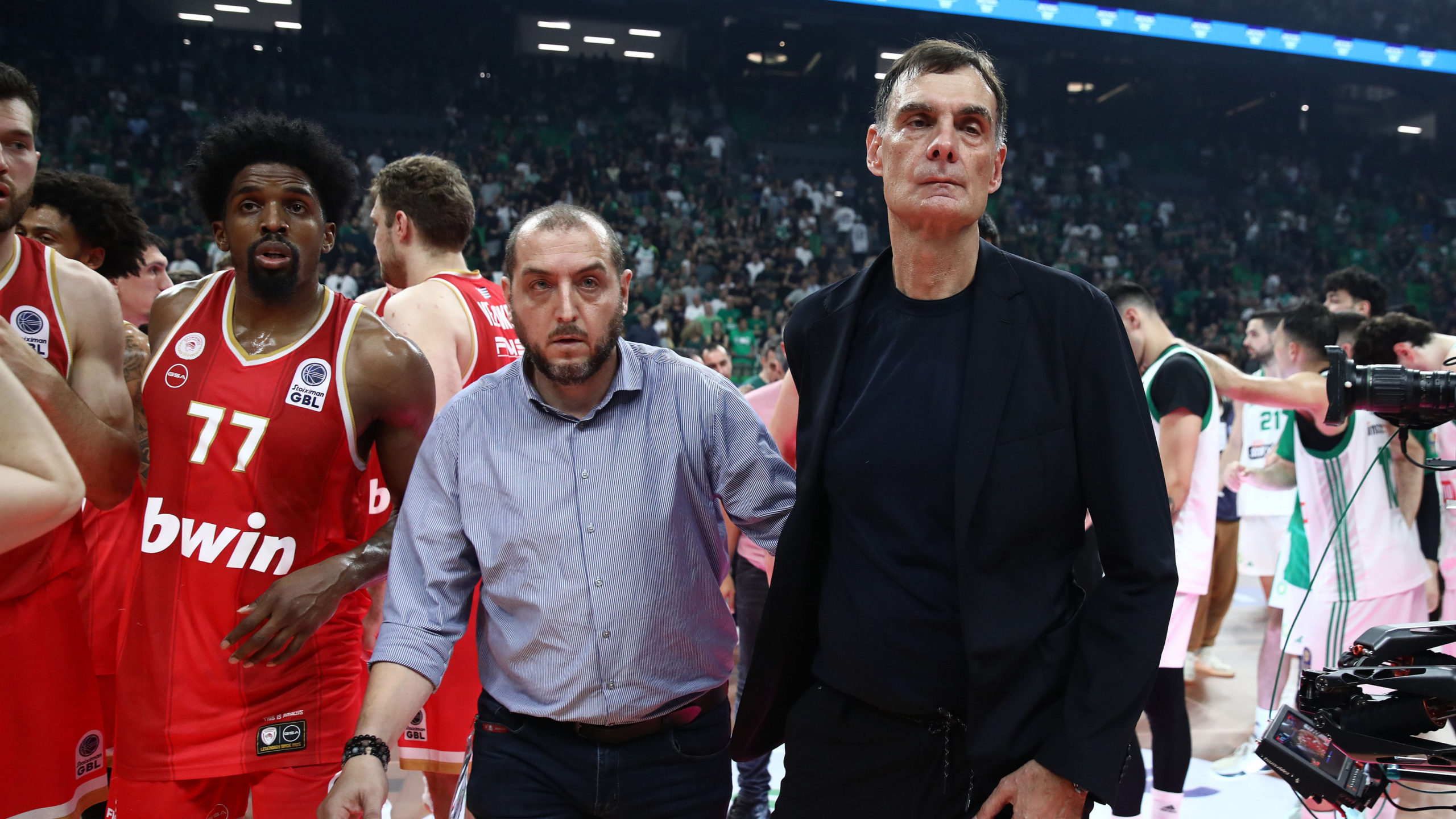 Παναθηναϊκός – Ολυμπιακός: Ο Γιώργος Μπαρτζώκας απέφυγε οριακά αντικείμενο που του πέταξαν από την κερκίδα του ΟΑΚΑ