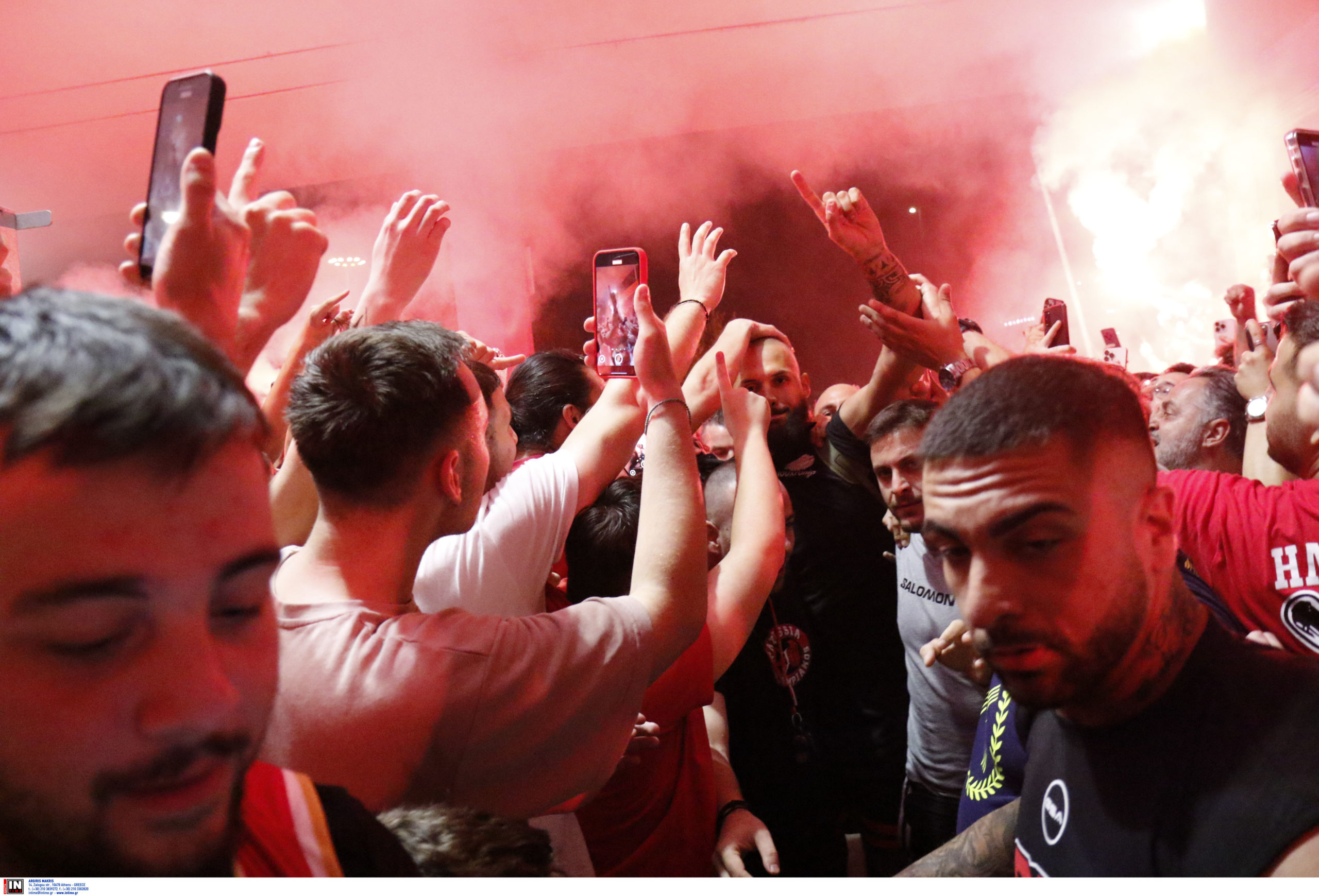 Ολυμπιακός: «Πάρτι» στο ΣΕΦ με τους οπαδούς να αποθεώνουν τους παίκτες για το «διπλό» επί του Παναθηναϊκού – ΦΩΤΟ και ΒΙΝΤΕΟ