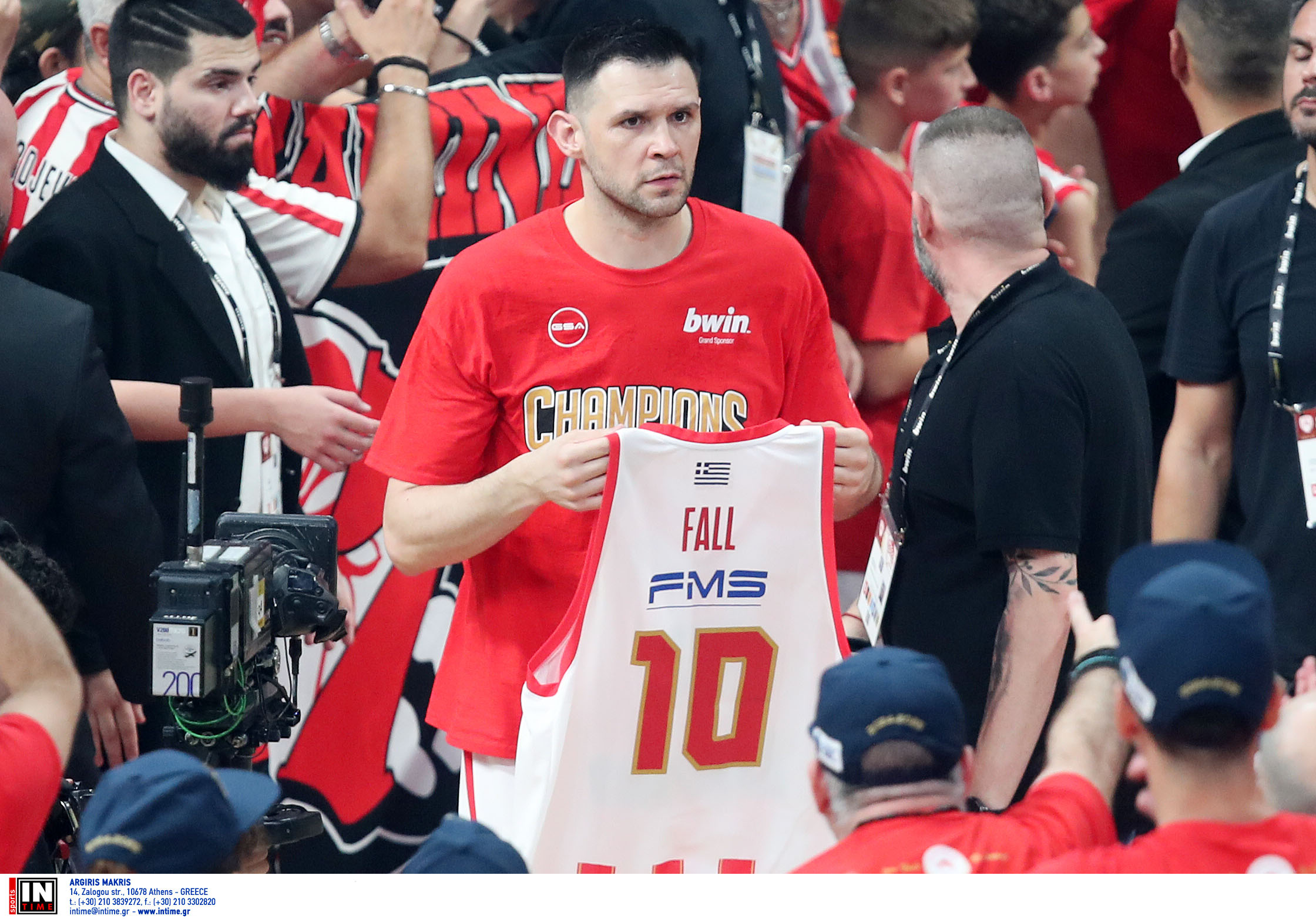 Ολυμπιακός: Με τη φανέλα του Φαλ βγήκε ο Κώστας Παπανικολάου στη φιέστα των Πειραιωτών για την κατάκτηση του πρωταθλήματος