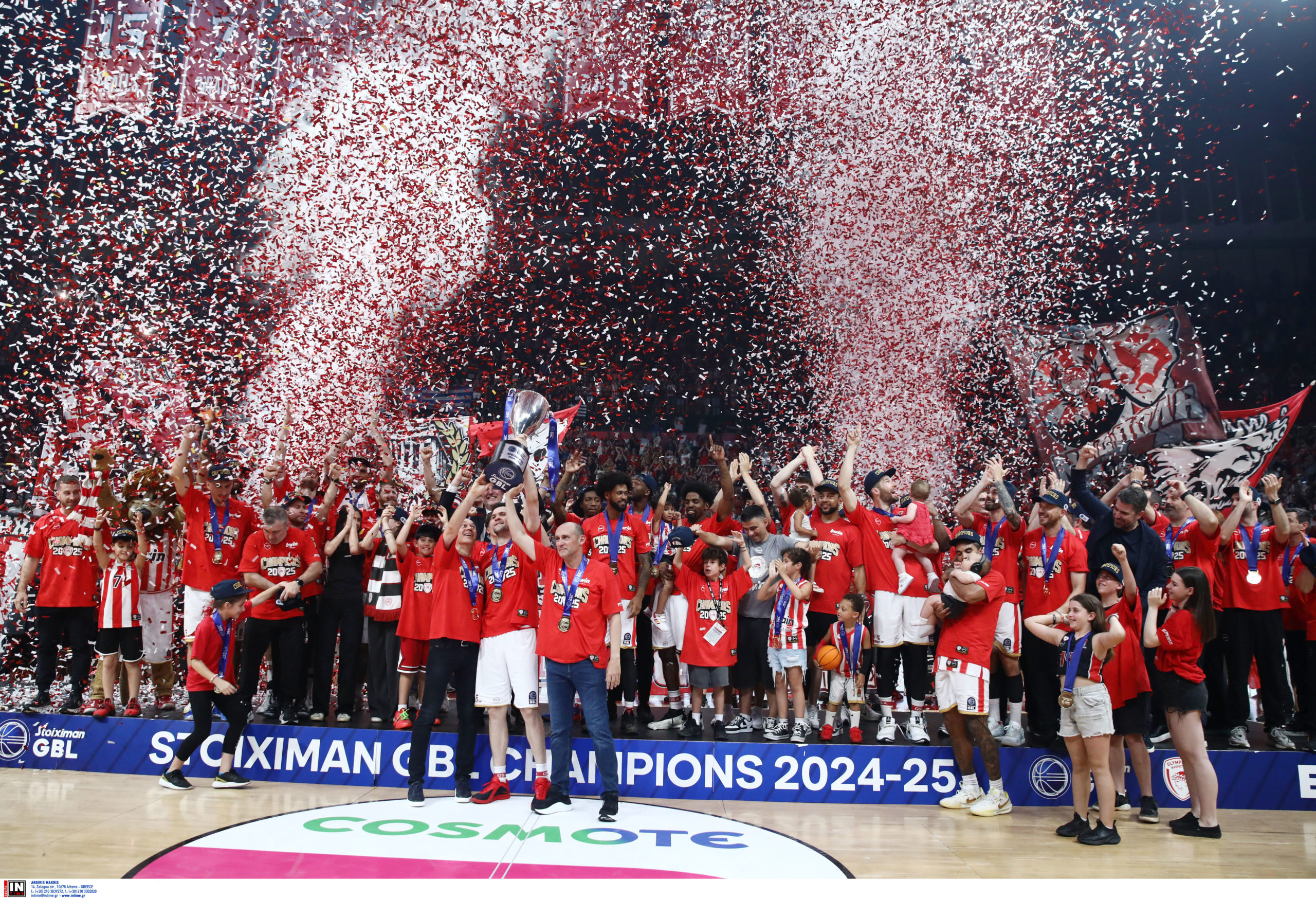 Ολυμπιακός: Αποθέωση για Μπαρτζώκα και Αγγελόπουλους στο πάρκινγκ του ΣΕΦ – «Να ‘τοι, να ‘τοι οι πρωταθλητές» – ΒΙΝΤΕΟ