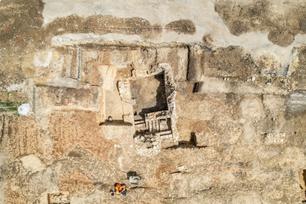 Άποψη του κελαριού που ήταν χτισμένο στο κτίριο, και διατηρήθηκε σε βάθος 2.20 μέτρων.