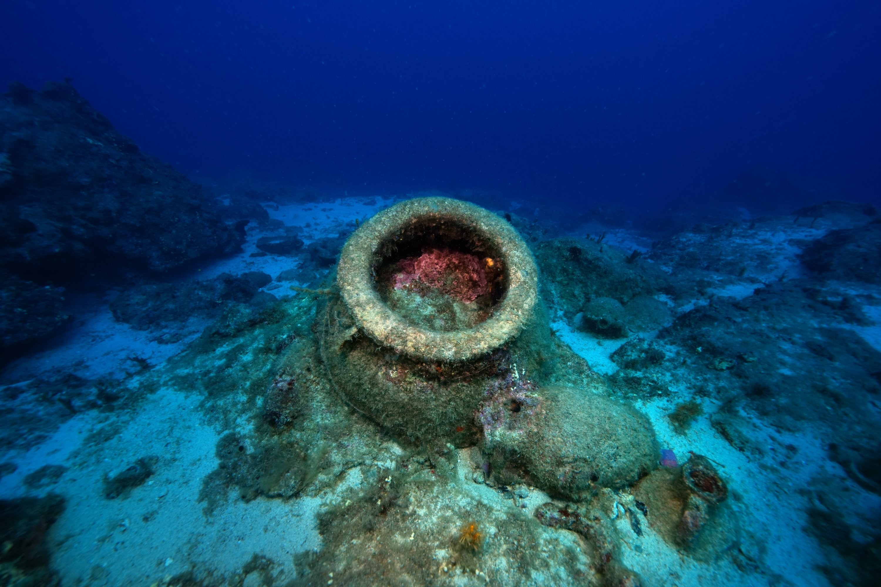 Αρχαιολογικά ευρήματα ναυαγίου κάτω από τα νερά του Νησιού Μπεσμί, Αττάλεια, Τουρκία, 3 Μαΐου 2025. Φωτογραφία: AA