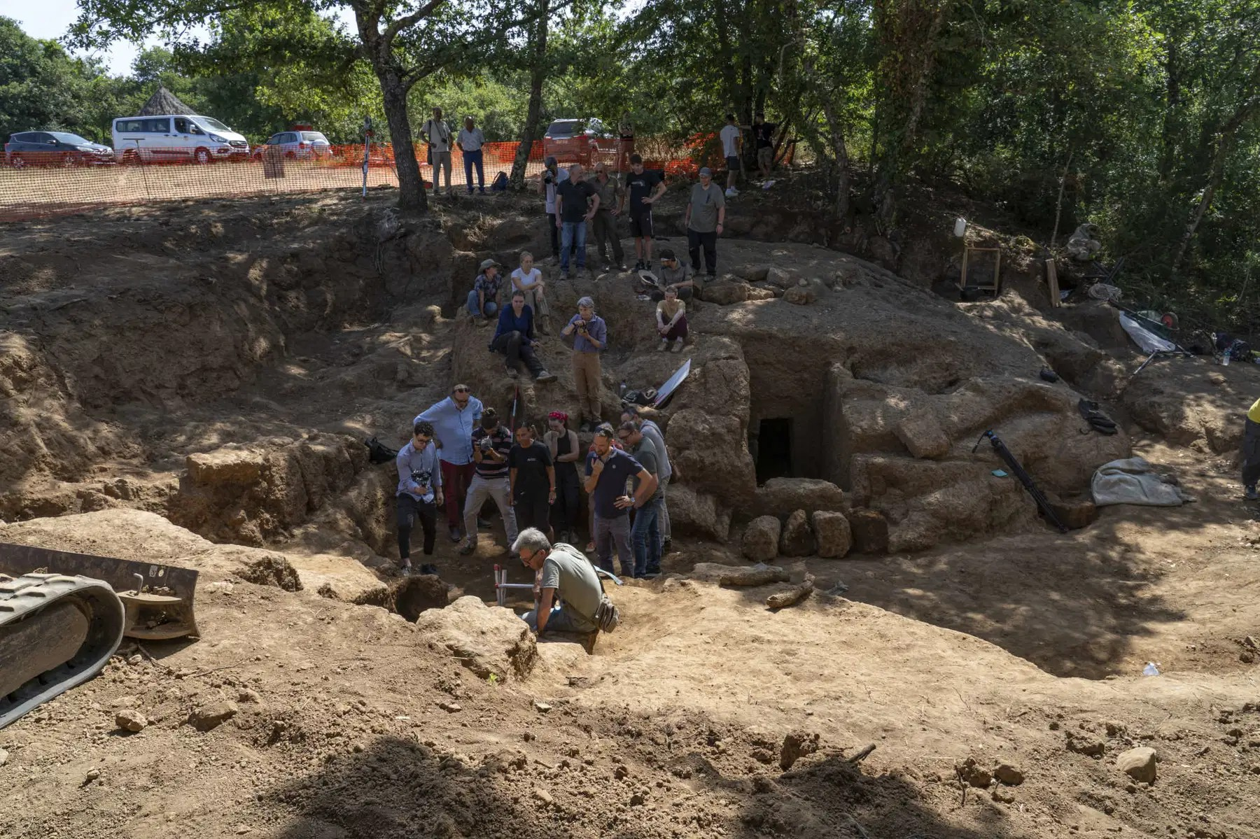 Ο ασύλητος τάφος και η ομάδα των ανασκαφών. Φωτογραφία: www.finestresullarte