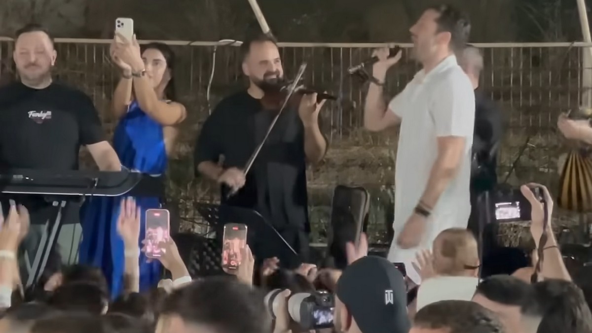Κωνσταντίνος Αργυρός: Πήγε σε πανηγύρι στην Τήνο και ξεσήκωσε το κοινό τραγουδώντας νησιώτικα – ΒΙΝΤΕΟ