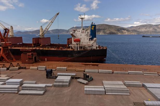 Bloomberg: Η ΕΕ είναι πρόθυμη να δεχτεί τον καθολικό δασμό 10% του Τράμπ – Τι εξαιρέσεις ζητεί για να οριστικοποιήσει την συμφωνία