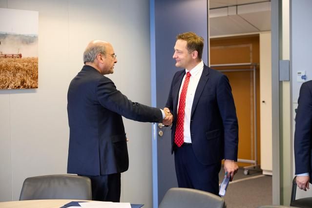 Συμφωνία για συνεργασία των ελληνικών Αρχών με την Κομισιόν για την απορρόφηση του ΟΠΕΚΕΠΕ από την ΑΑΔΕ