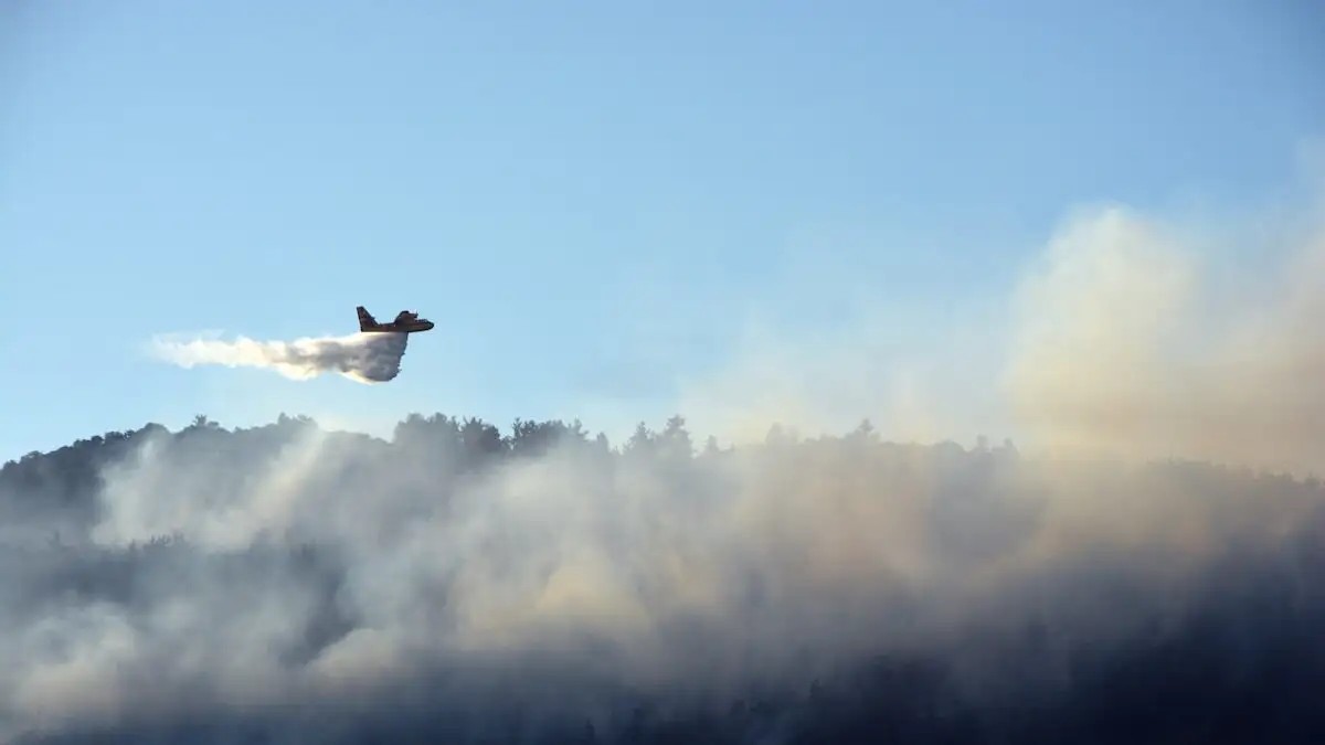 Υπό έλεγχο η φωτιά στον Ασπρόπυργο – Κάηκε έκταση με χαμηλή βλάστηση