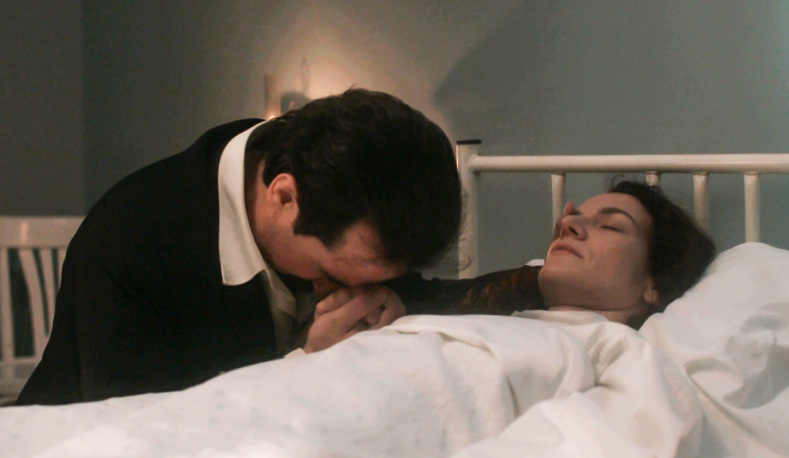 Grand Hotel: Ο Χαραλάμπης προσεύχεται στον Θεό να σωθεί η Θεώνη