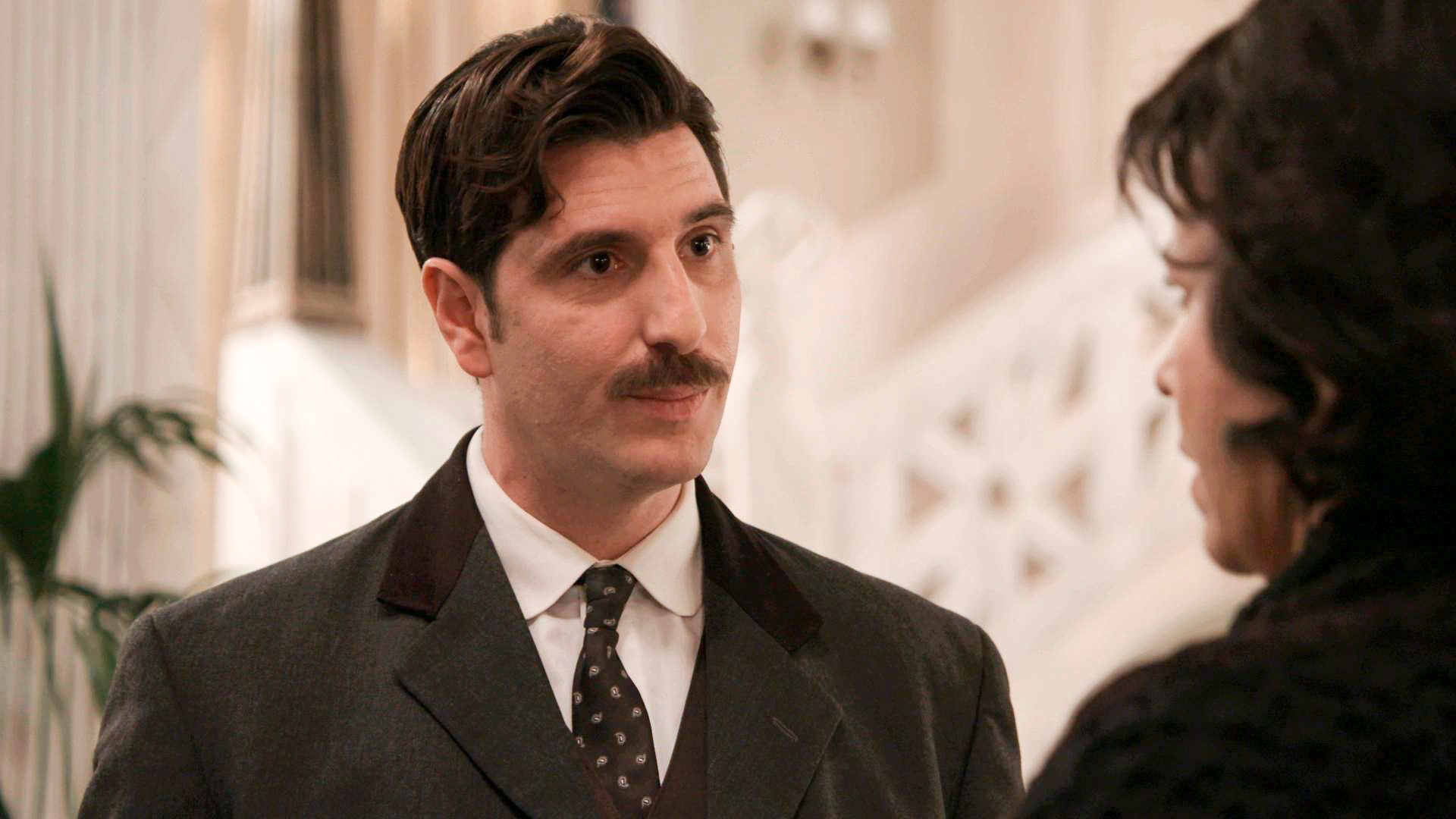 Grand Hotel: Ο Ρήγας αποκαλύπτει στην Αλίκη την κρυφή του σχέση με την Κυβέλη – Συγκλονιστικές εξελίξεις