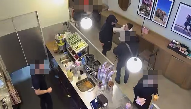 Βίντεο: Ηθοποιός της σειράς «Bridgerton» αρπάζει το κινητό της από ληστή – Καρέ- καρέ η συμπλοκή