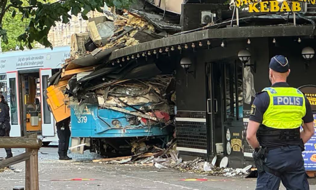 Σουηδία: 7 τραυματίες από εκτροχιασμό τραμ στο Γκέτεμποργκ – Κατέληξε μέσα σε μια πιτσαρία