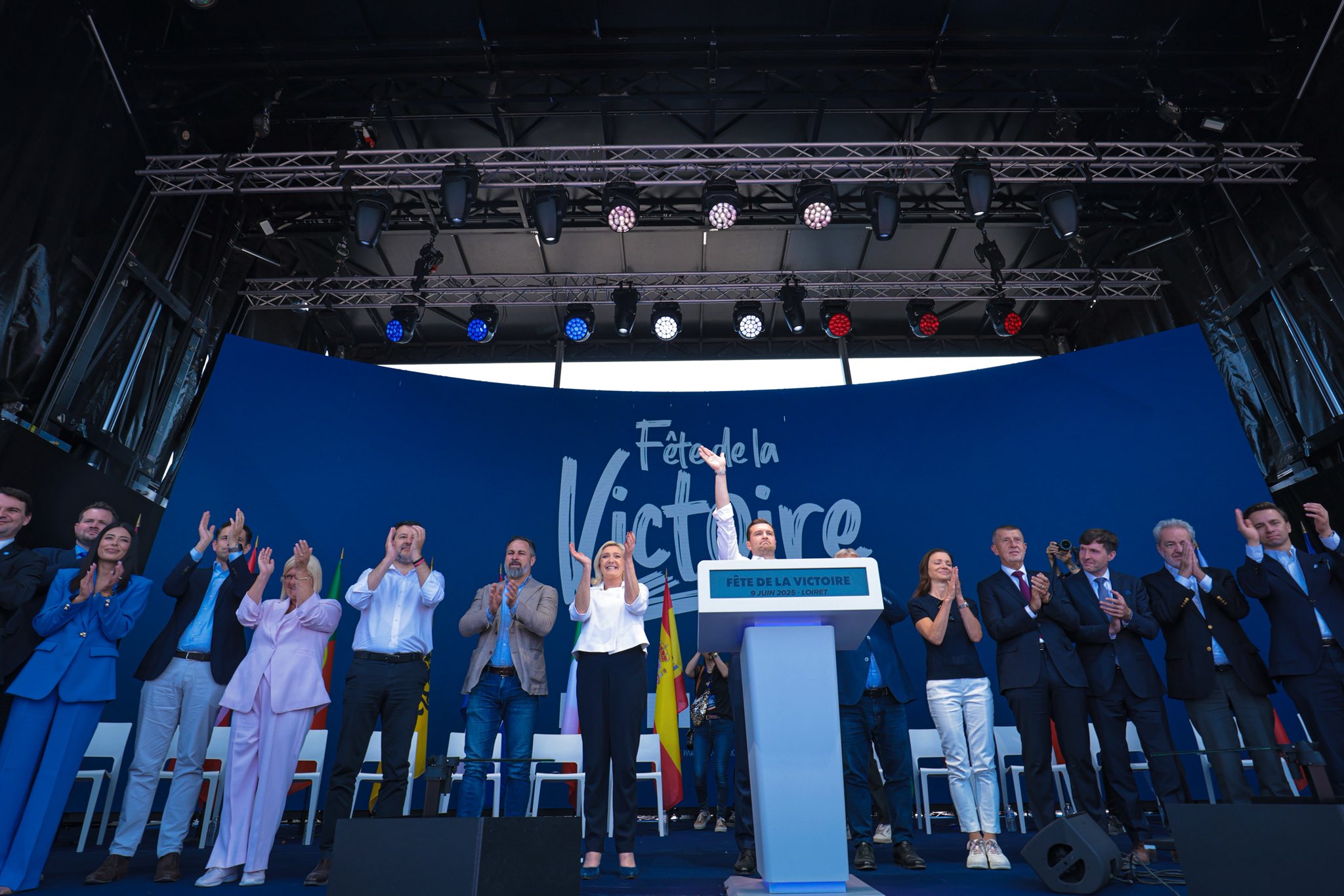 Γαλλία: Συγκέντρωση της ευρωπαϊκής ακροδεξιάς με αιχμές κατά ΕΕ και Μακρόν – «Να σώσουμε την Ουγγαρία από τη γκιλοτίνα των Βρυξελλών» είπε ο Ορμπάν