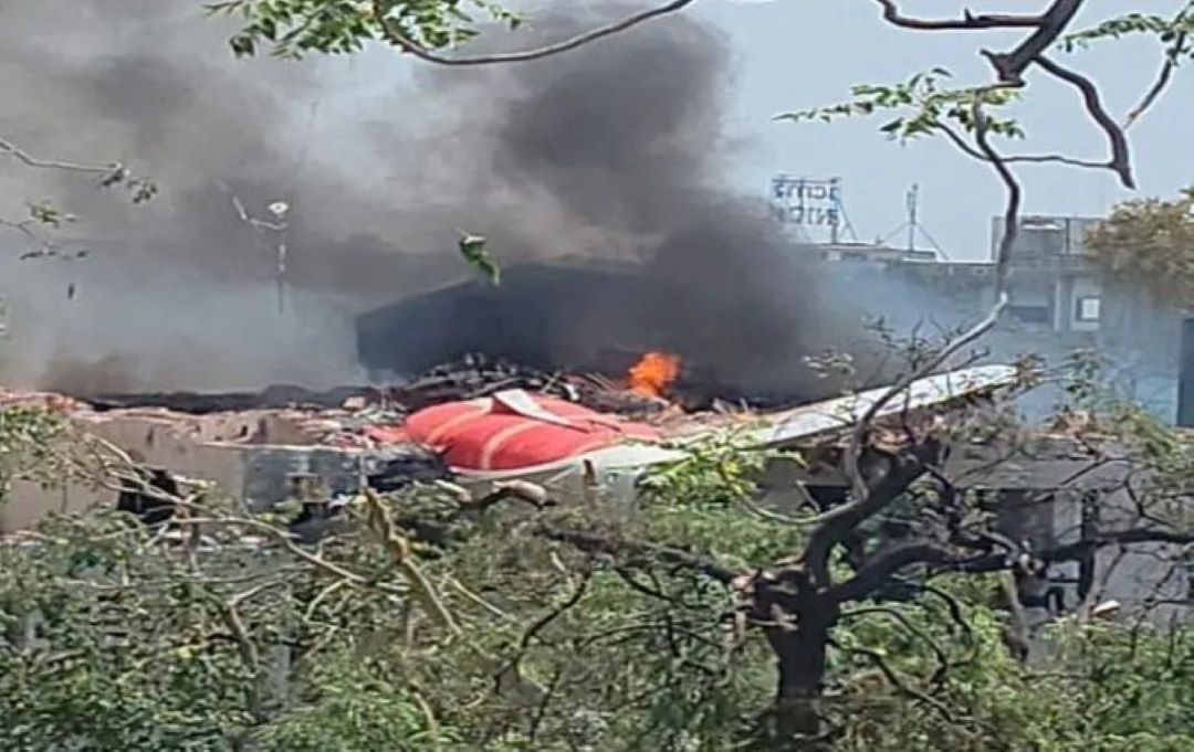 Ινδία: Συνετρίβη αεροπλάνο με πάνω από 240 επιβαίνοντες κατά την απογείωση – Βίντεο από τη στιγμή της πτώσης