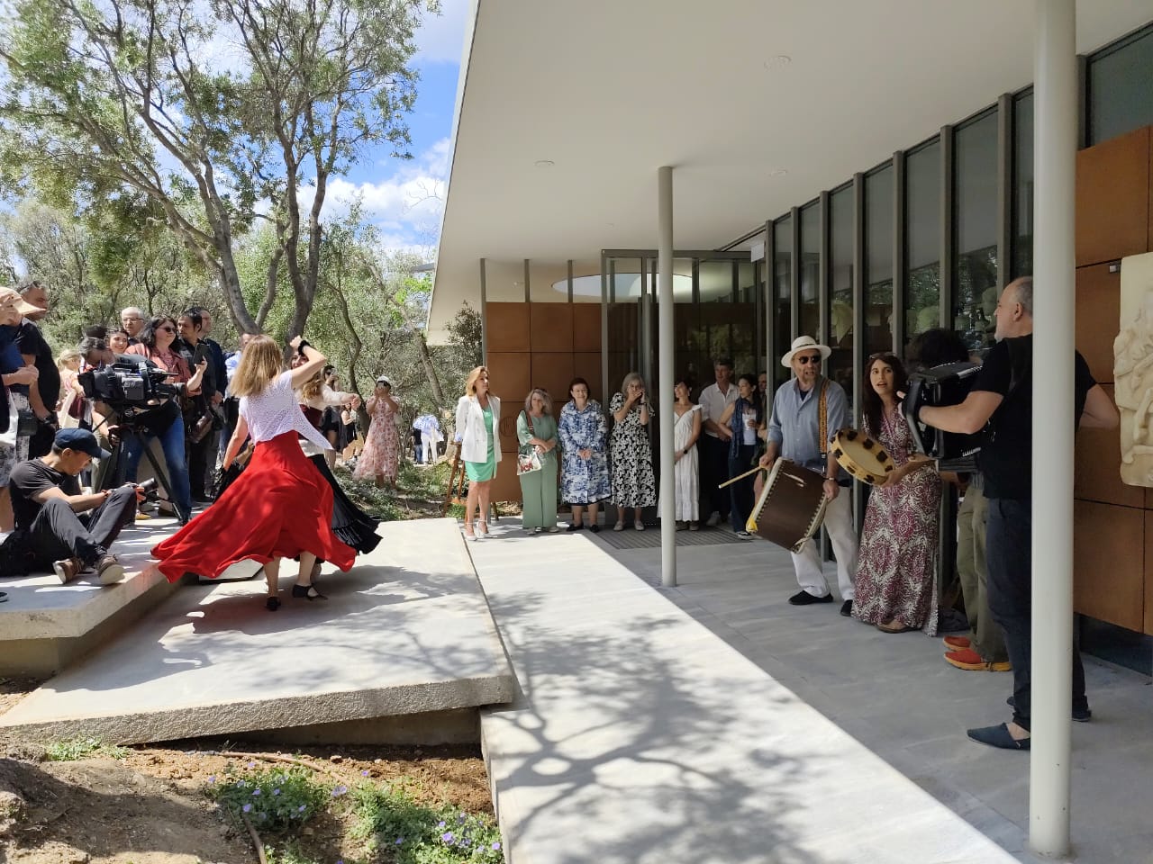 Παραδόθηκε στους πολίτες το Νέο Πωλητήριο της Ακρόπολης – Μενδώνη: «Σήμερα είναι μια γιορτινή μέρα»