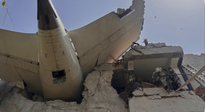 Αεροπορική τραγωδία στην Ινδία: Σε τι μπορεί να οφείλεται η συντριβή του Boeing 787 – Οι ενδείξεις στο πιλοτήριο, τα ενδεχόμενα λάθη και τα βίντεο