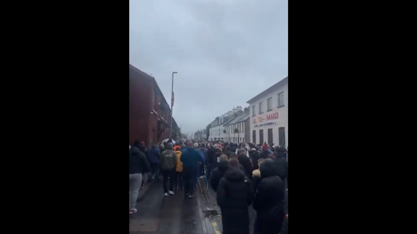 Σοβαρά επεισόδια στη Βόρεια Ιρλανδία – Επίθεση με αντικείμενα κατά της αστυνομίας – Δείτε βίντεο