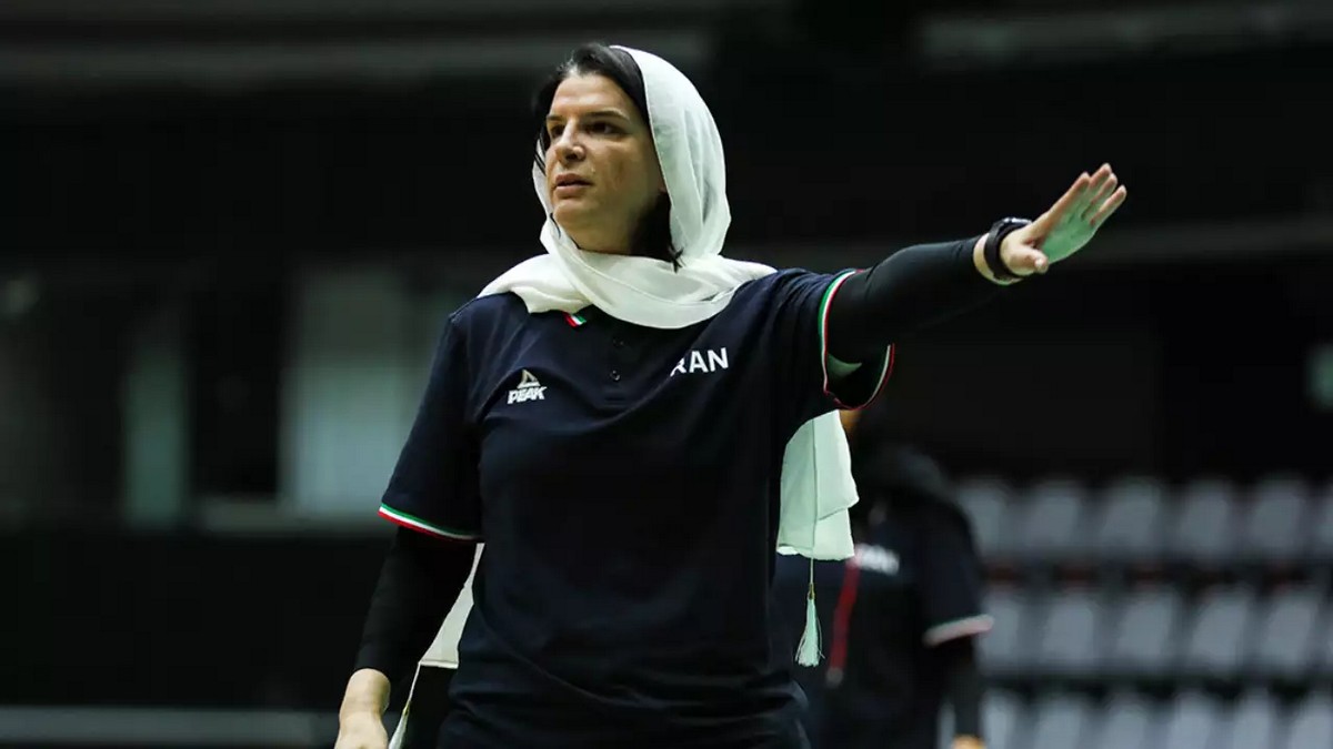 Ελένη Καπογιάννη: «Έχουν χτυπηθεί κατοικημένες περιοχές, ακόμη και το Ολυμπιακό Χωριό» – Η εξομολόγηση της προπονήτριας της γυναικείας ομάδας μπάσκετ του Ιράν