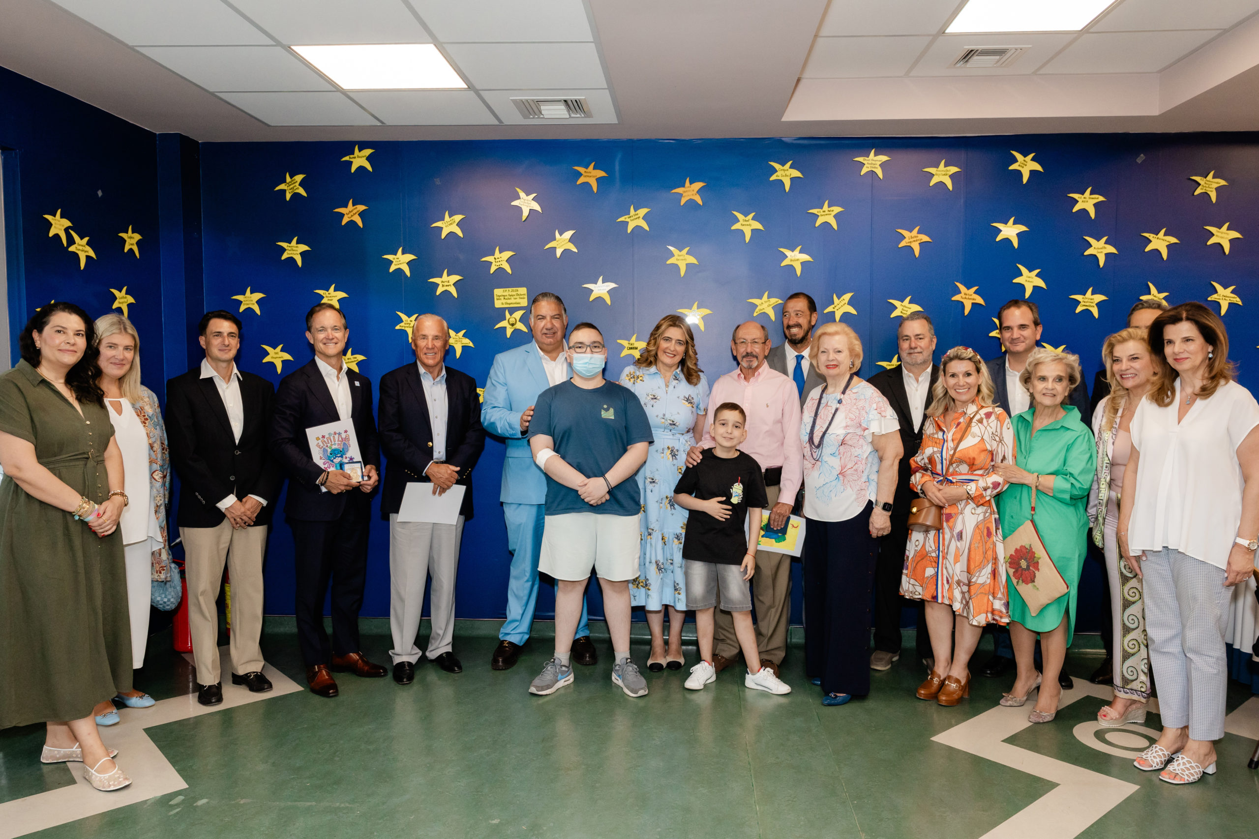 Η Πρόεδρος του Σωματείου ΕΛΠΙΔΑ Χριστιάννα Β. Βαρδινογιάννη, τα μέλη του ΔΣ του Σωματείου, ο Πρόεδρος του Ογκολογικού Νοσοκομείου Παίδων «Μαριάννα Β. Βαρδινογιάννη-ΕΛΠΙΔΑ» Μανώλης Παπασάββας με τους εκπροσώπους του THI στον Τοίχο των Αστεριών της ΕΛΠΙΔΑΣ