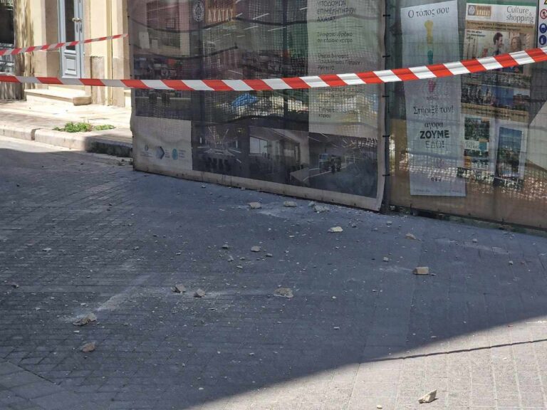 Πάτρα: Πτώση σοβάδων από μπαλκόνι