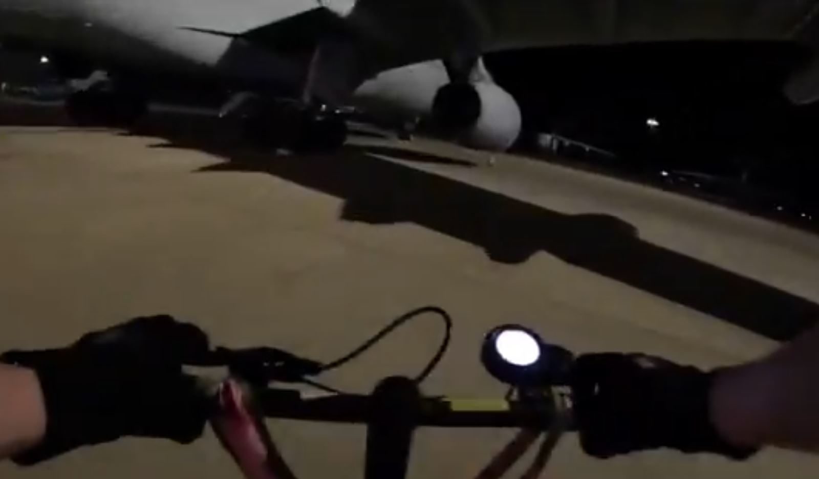 Βίντεο: Φιλοπαλαιστίνιοι ακτιβιστές προκάλεσαν ζημιές σε αεροπλάνα σε στρατιωτική βάση – Καταδίκασε την «πράξη βανδαλισμού» ο Στάρμερ