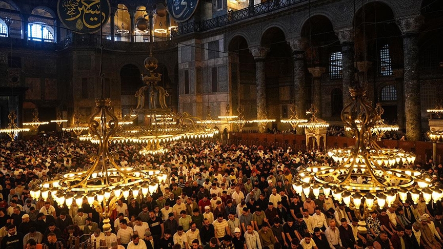 Αγία Σοφία: Ουρές για το Κουρμπάν Mπαϊράμ – «Είναι το σύμβολο της κατάκτησης» δήλωσε ο Γκιούλ