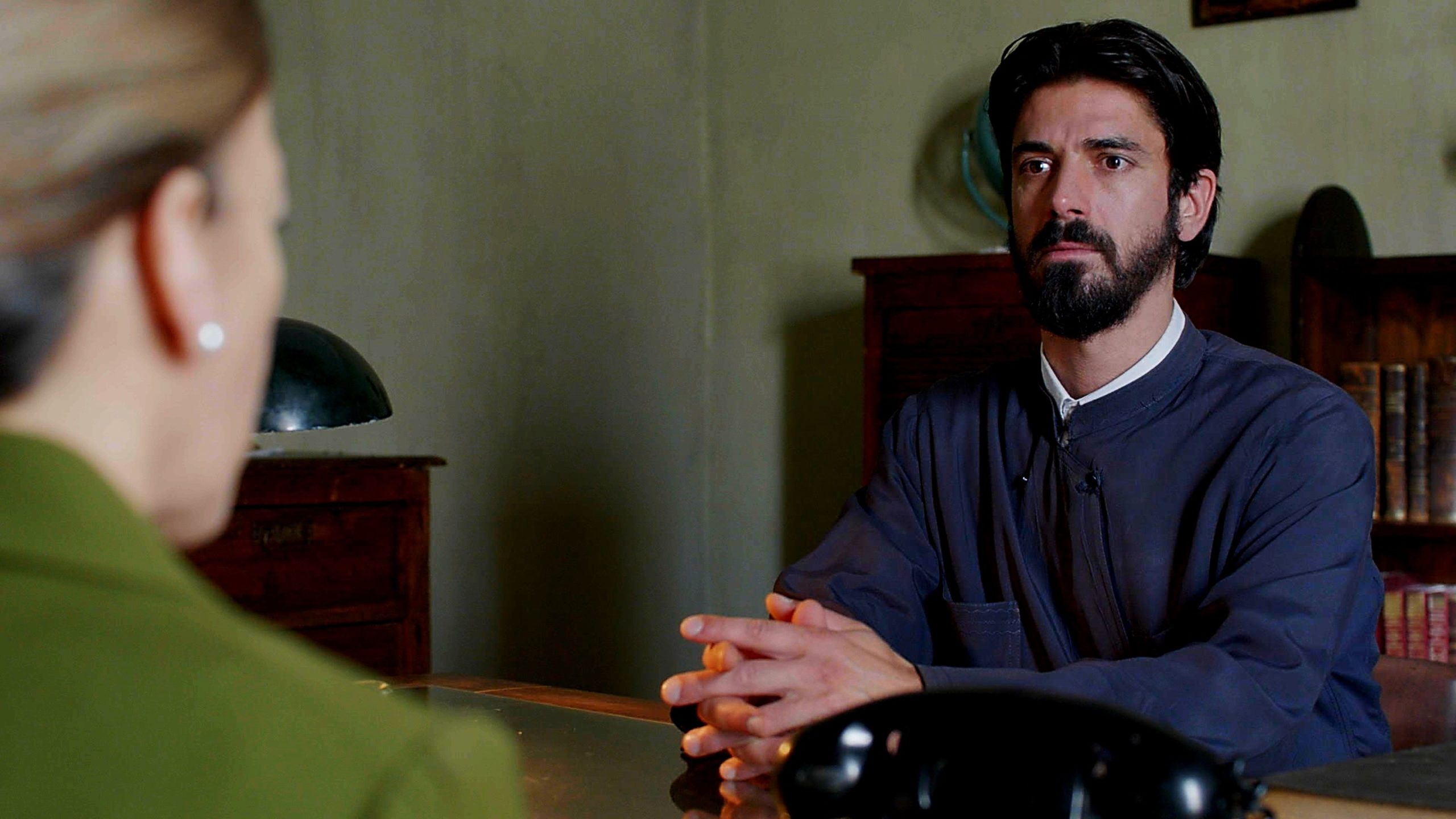 Άγιος έρωτας: Ο Χάρης εξομολογείται τα πάντα στον πατέρα Νικόλαο