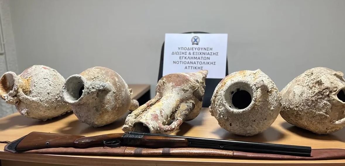 Άλιμος: 5 αμφορείς μεγάλης αξίας εντοπίστηκαν στο όχημα 53χρονου – ΒΙΝΤΕΟ